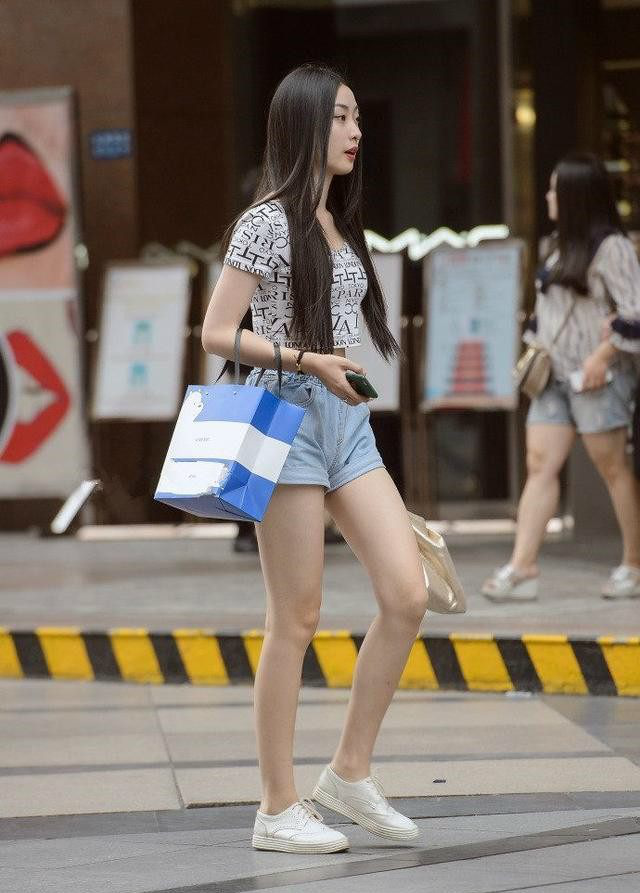 大长腿美女看起来很诱人.打扮很时尚的大白腿美女.