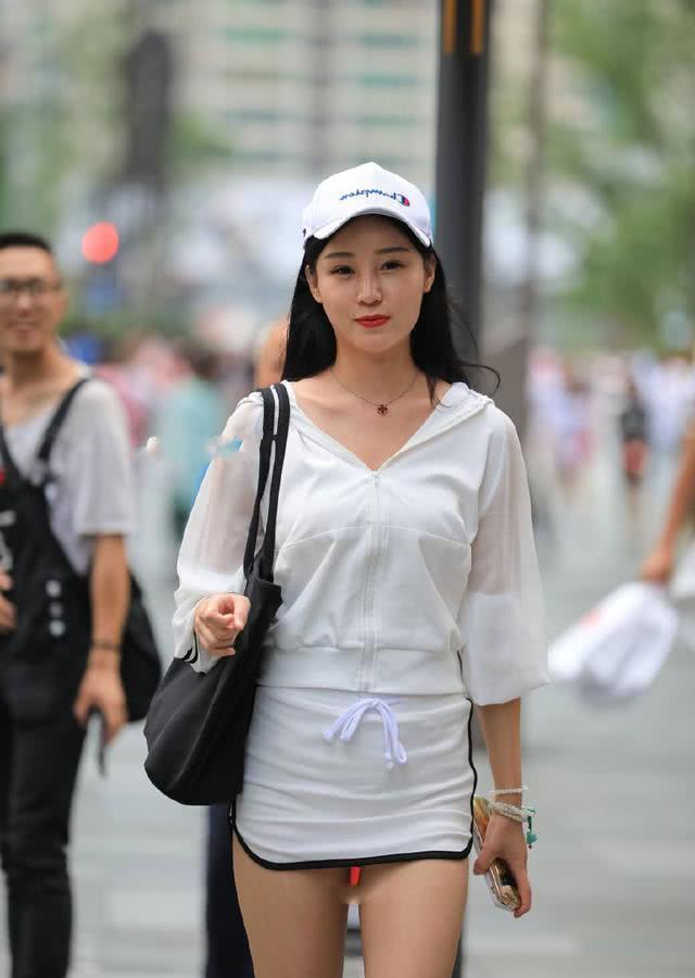 街拍俏丽性感的小姐姐展现气质的很有女人味