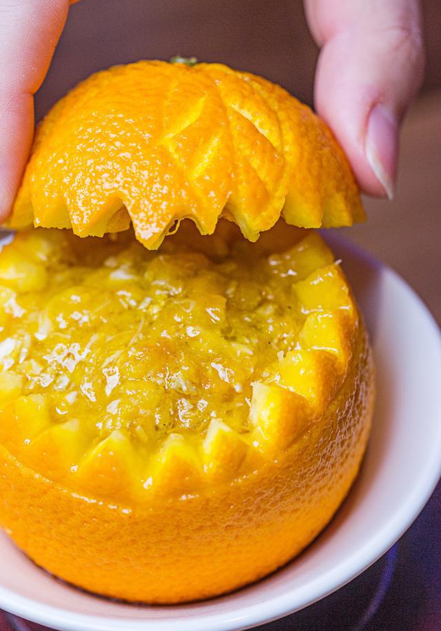 它是800年前宋朝的1道创意菜,将蟹肉蟹黄打碎进橙子里,是宋人吃蟹的一