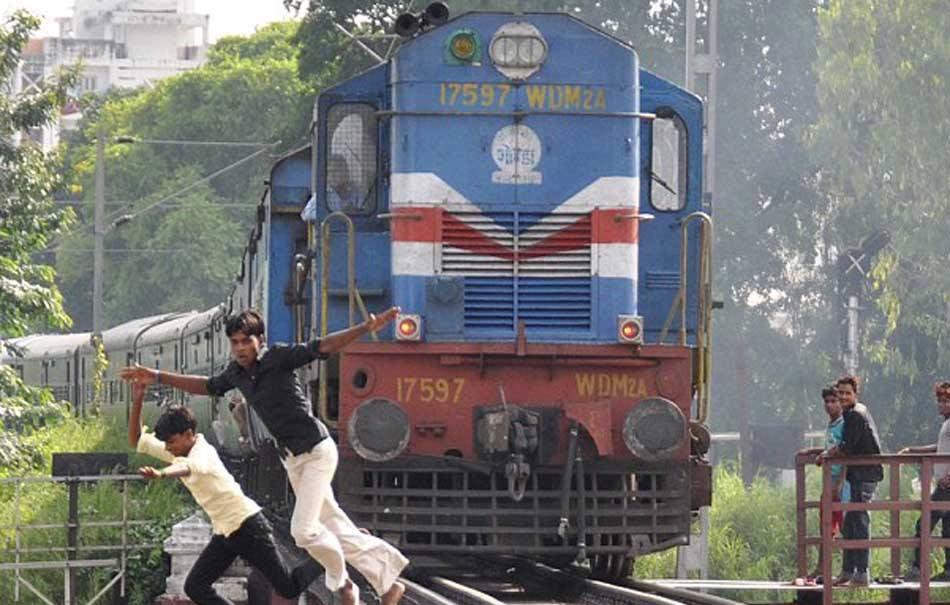 4,跳火车 问:一个人坐火车去临镇看病,看完之后病全好了.