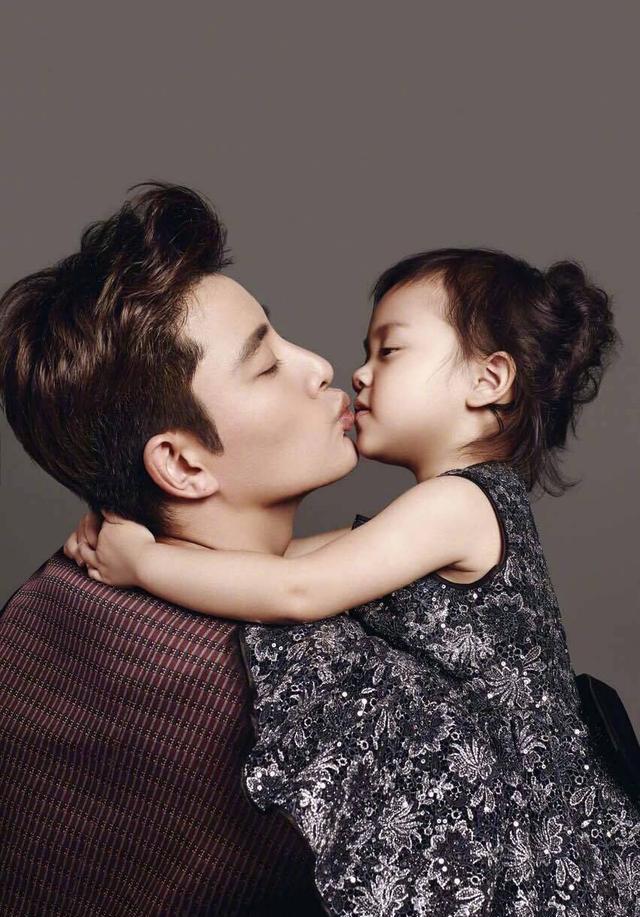 贾乃亮与甜馨拍摄时尚大片,甜馨搞怪贾乃亮深情亲吻女儿的小脚丫