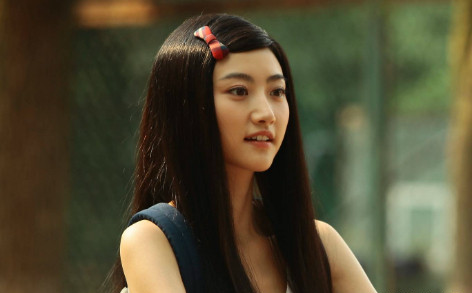 景甜父亲背景被扒出家里背景很强难怪王思聪不敢惹成龙陪衬她