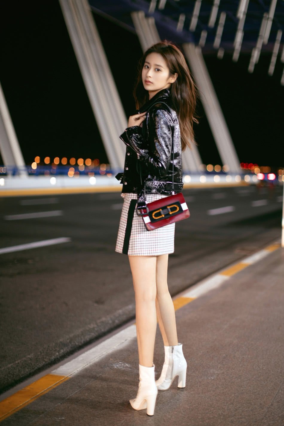 颖儿启程巴黎时装周,复古皮衣格纹短裙大秀美腿,左手戒指抢镜