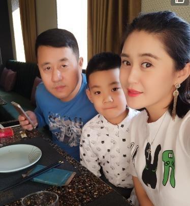 以前很多人以为王小宝和孙立荣是夫妻,其实他们只是搭档.