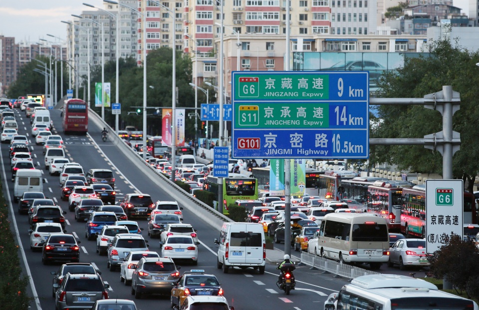 "假日拥堵"模式已开启,大批车辆上路玩"接龙"