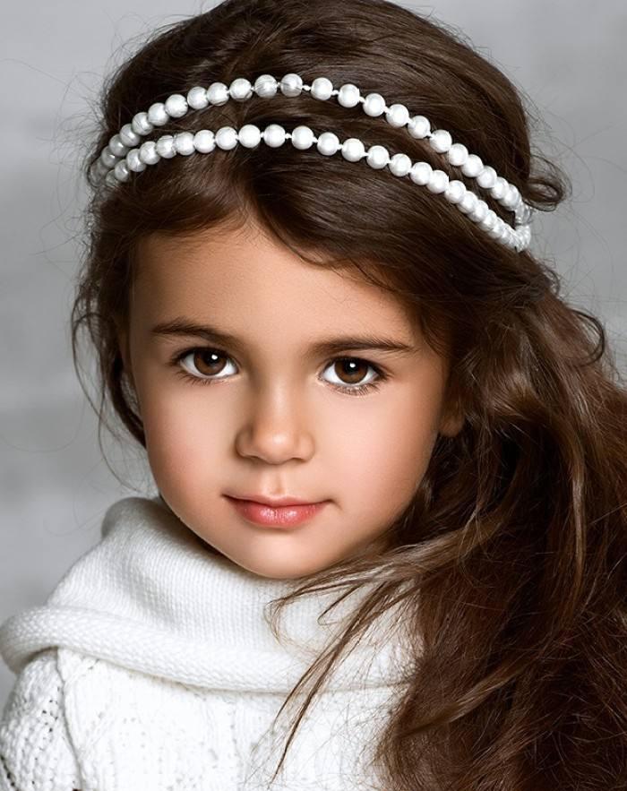 他们给孩子买来组装玩具,鼓励孩子从不同的角度组装各种各样的模型