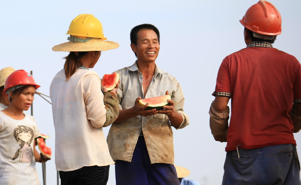 夏日酷暑农民工坚持施工且看他们如何防暑降温