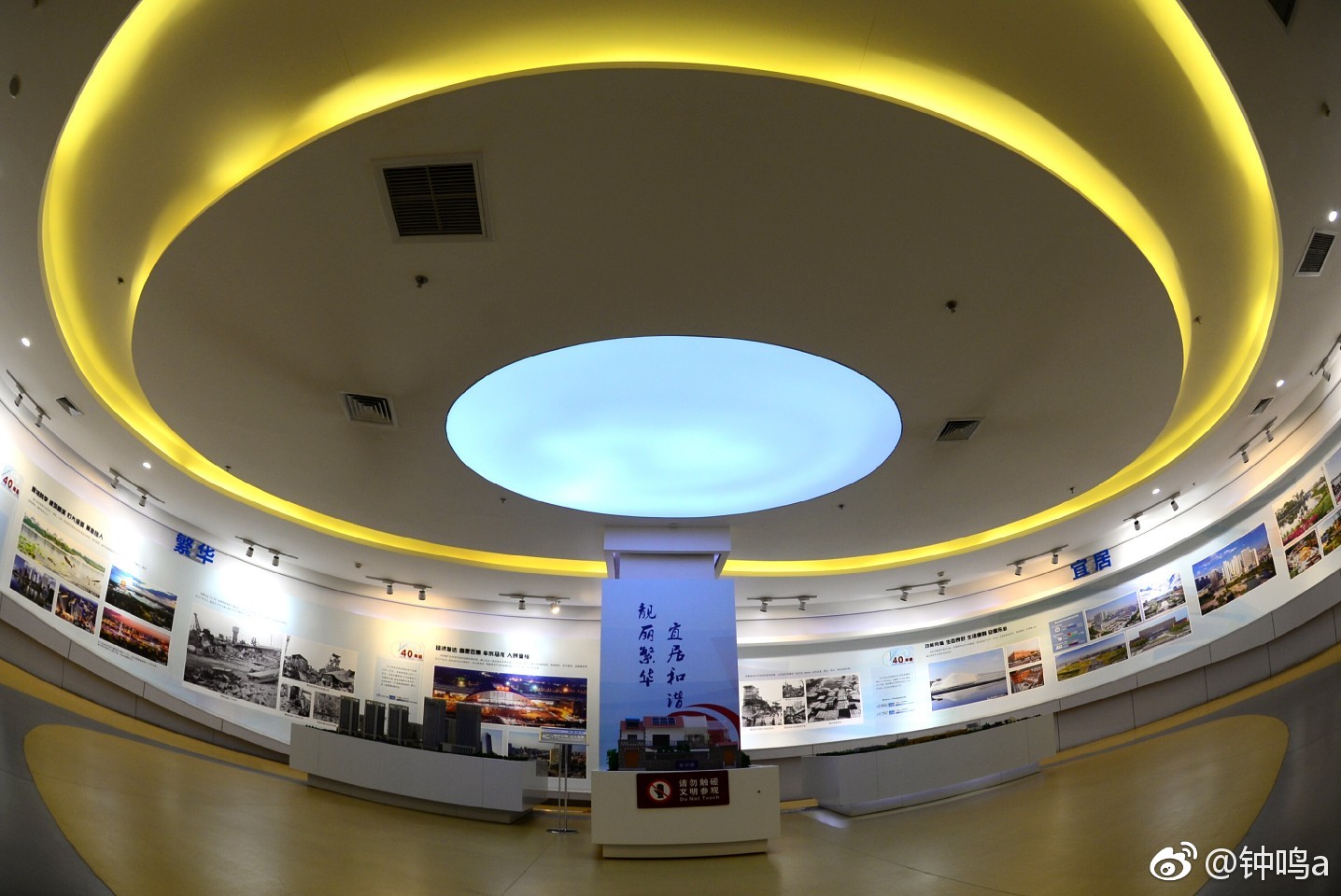 唐山市规划展览馆位于南湖生态城世园会综合展示中心中段