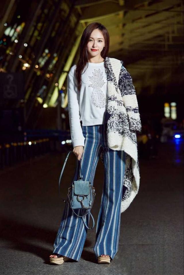 唐嫣瘦成"闪电"了!粉色t恤配牛仔裤现身机场,化身粉嫩少女!