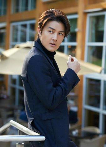 好笑,小编第一次在电视上看到他还以为是个偶像派,毕竟创作歌手如阿牛