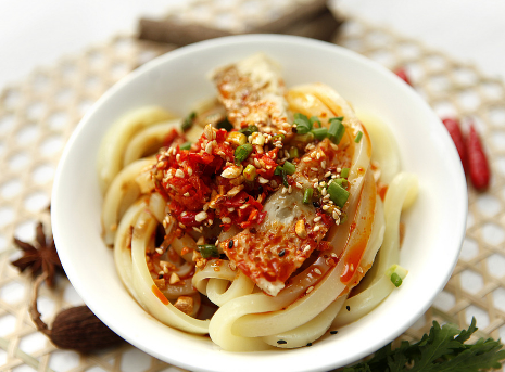 天气炎热,不想吃饭的,老婆做这样凉皮,开胃到要吃5碗才满足!