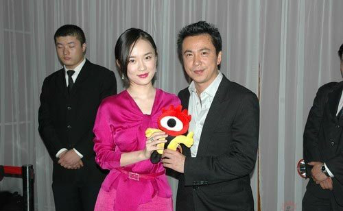 王中磊和5位女人的合影,图2主动献吻,网友,很享受生活