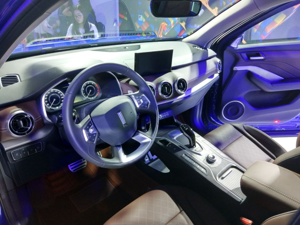 菱形纹的设计很有个性,透露出豪华质感,双色的搭配与整个内饰融合