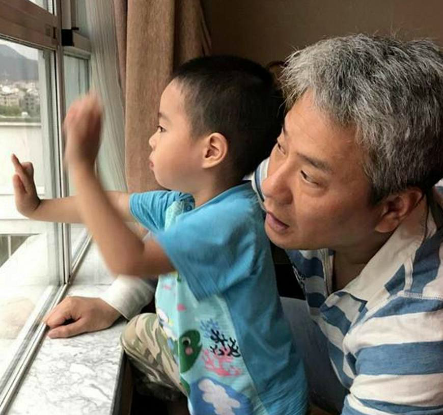他离婚后娶刘威的前女友现在四十多岁与儿子的合照像爷孙