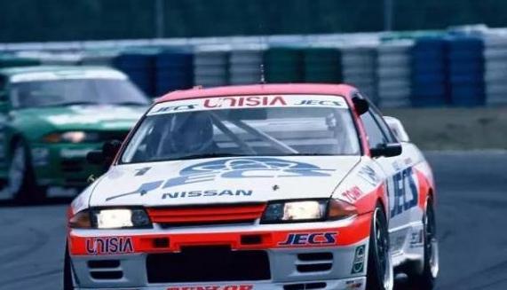 《头文字d》中里毅被称为"不胜神话",然而他的32却是一个传奇