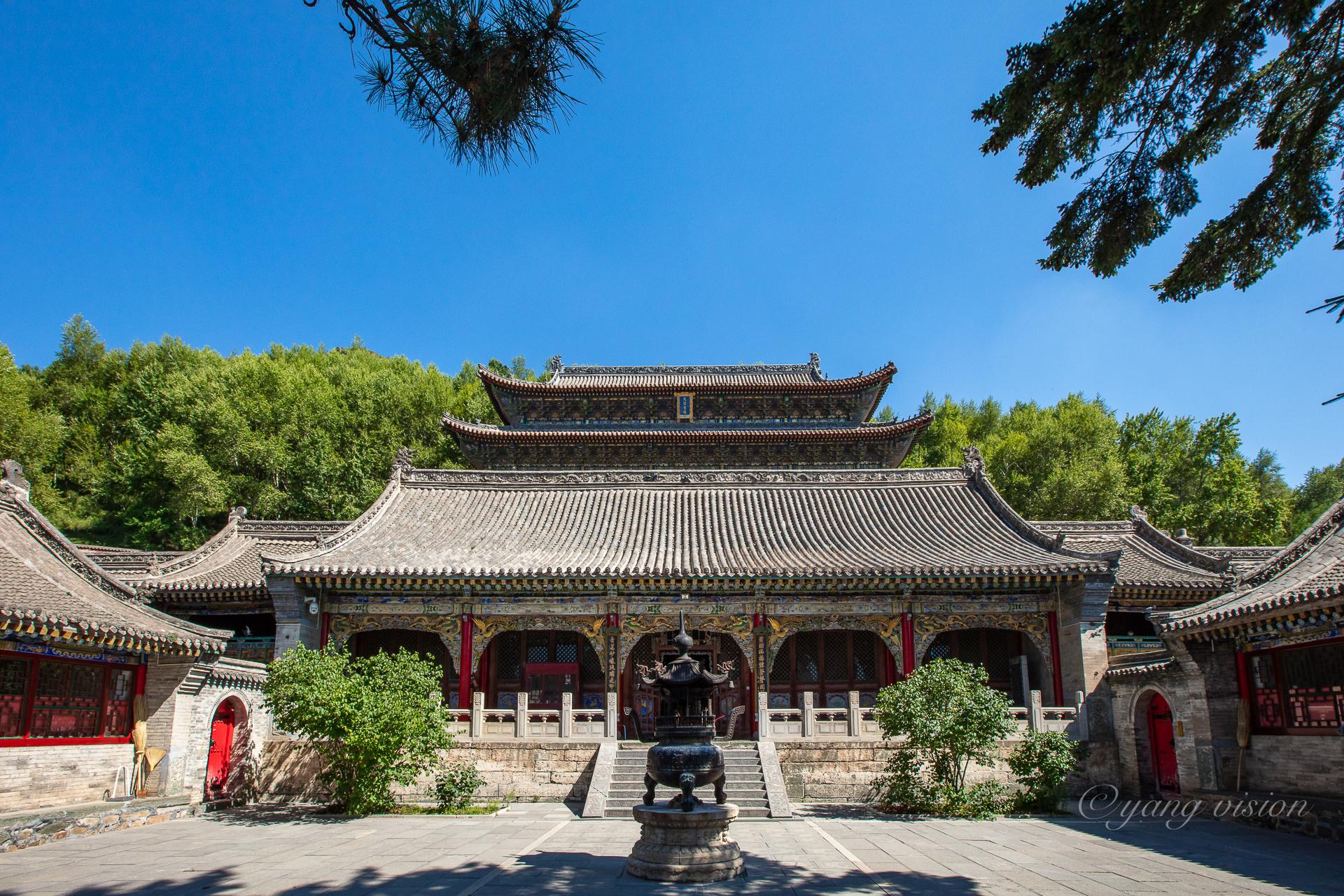 五台山西麓的金阁寺,始建于唐,现存建筑为明清遗构.