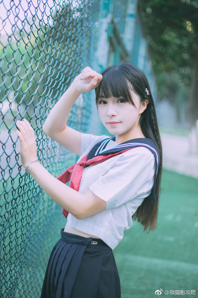 校园内双眼皮女生学生装呆萌可爱写真集