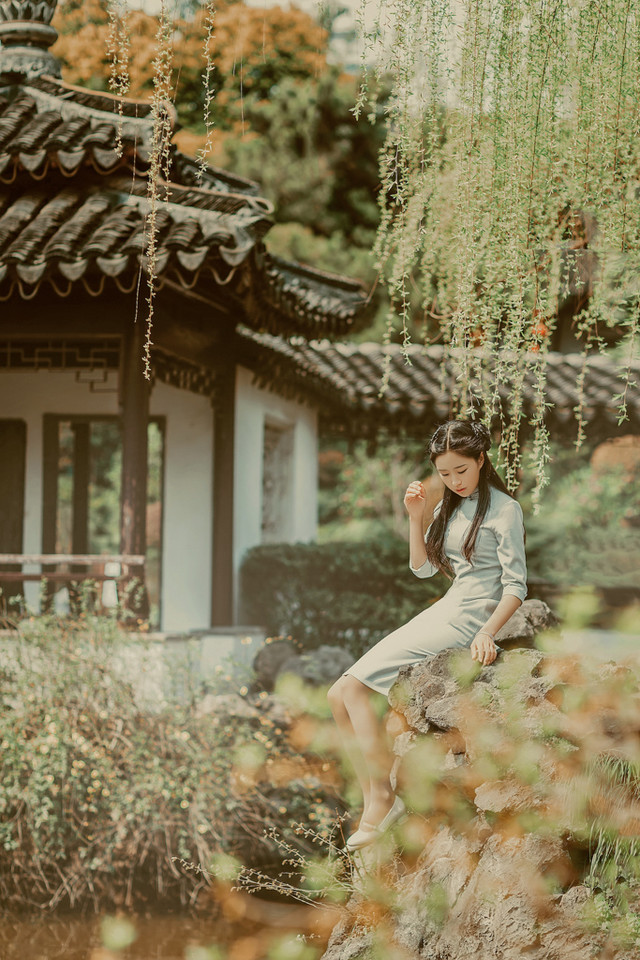 庭院内放风筝的旗袍美女展东方美池边戏水写真集 @微相册 @微博摄影