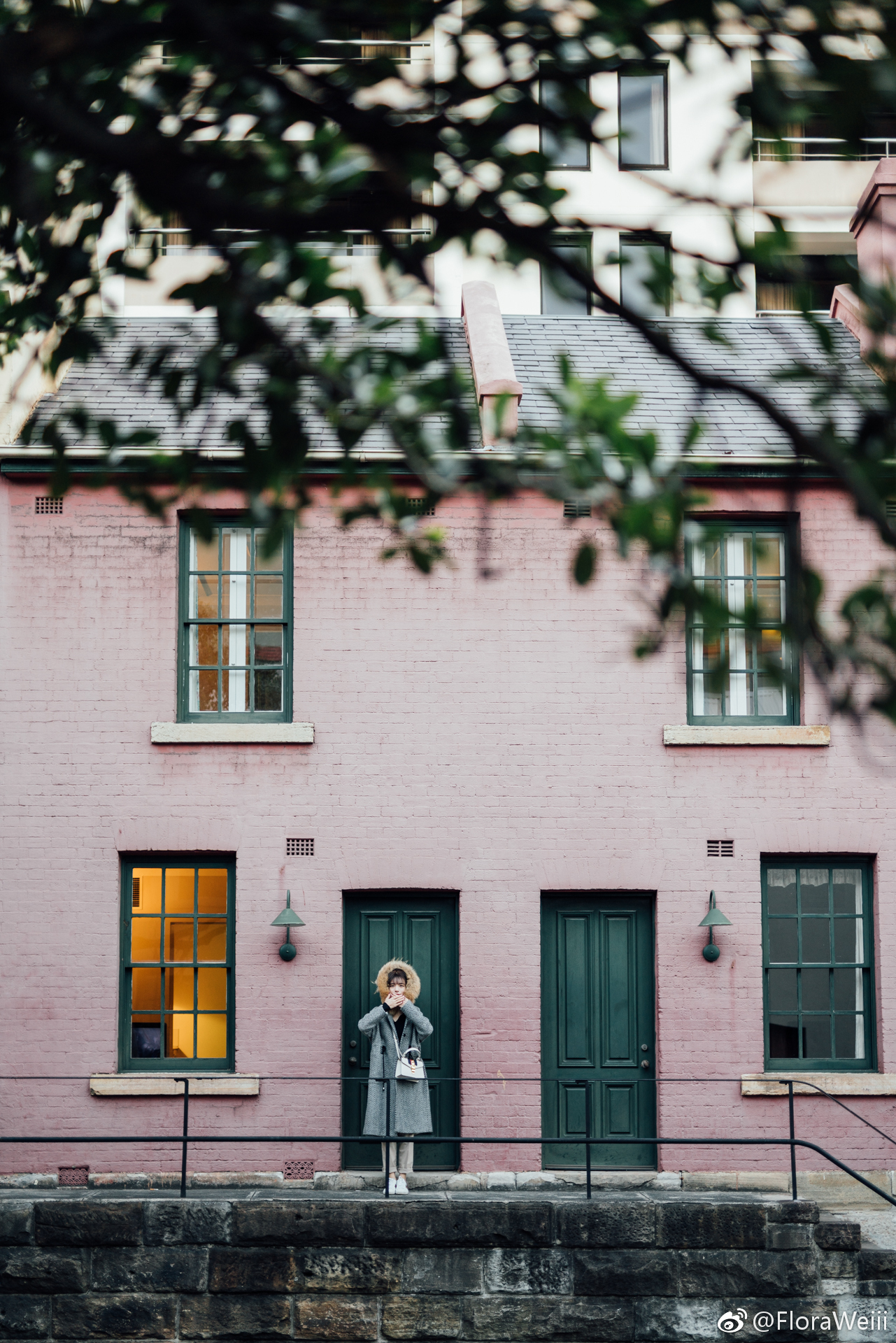 粉墙黛瓦 悉尼岩石区球邂逅出镜@floraweiii 摄影@悉尼顾俊