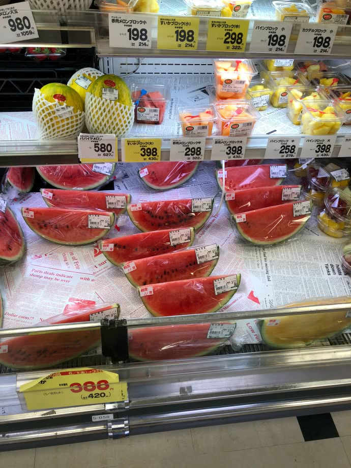 日本人吃自助餐时狂吃水果,一开始不理解,逛完
