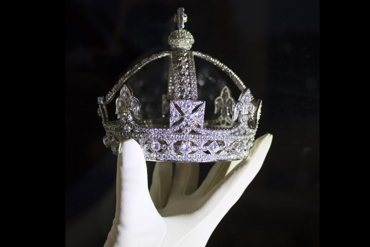 你知道珠宝设计师是如何装扮你的银幕英雄吗?