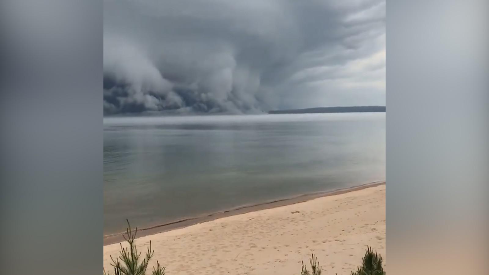 美国苏必略湖边出现滩云奇景,云层如海啸一般