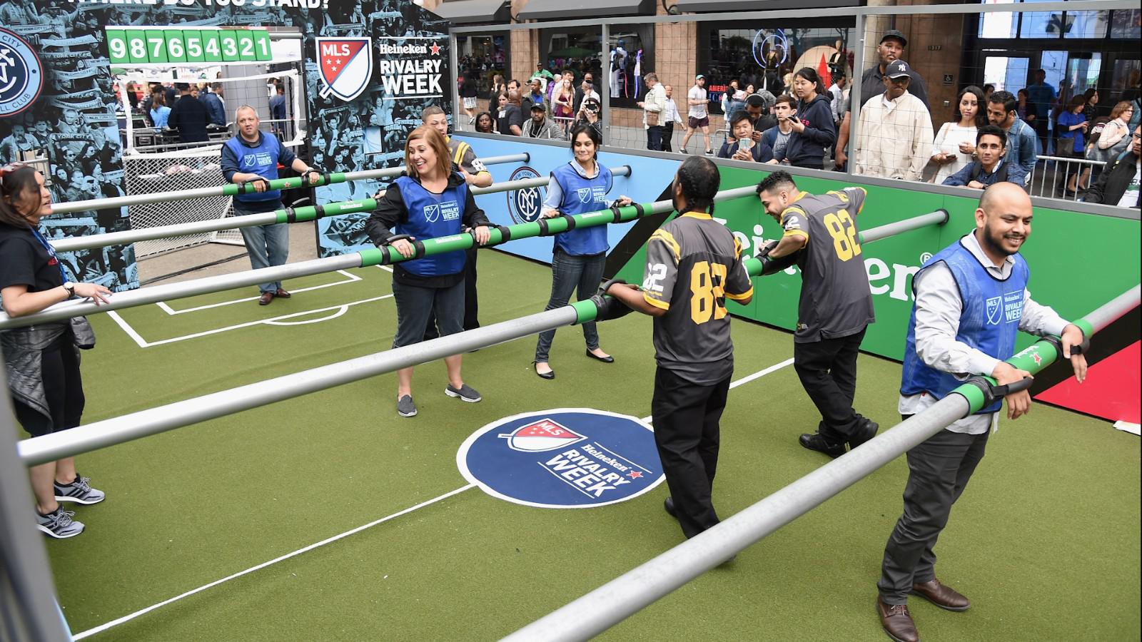 桌上足球真人版:当桌上游戏走进现实是怎样的体验?