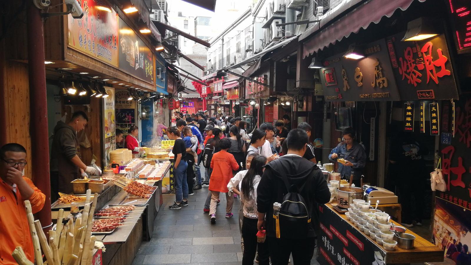 青岛最早的美食街劈柴院,那么多小吃有找到你喜欢的吗?