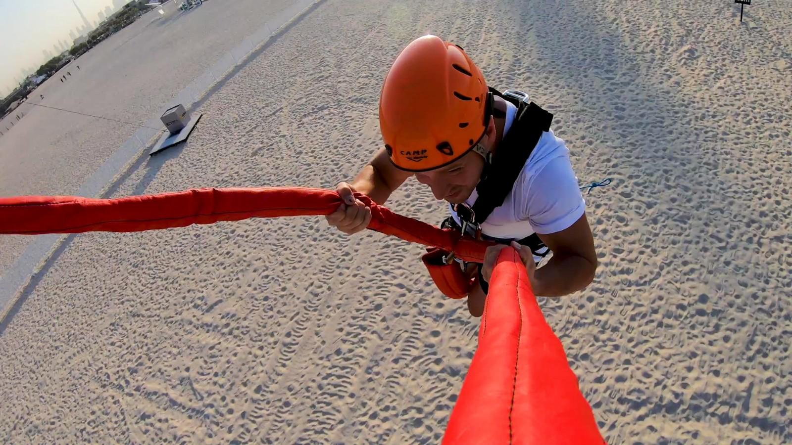 迪拜世界最快人体弹弓超刺激,能将人弹出一百多米