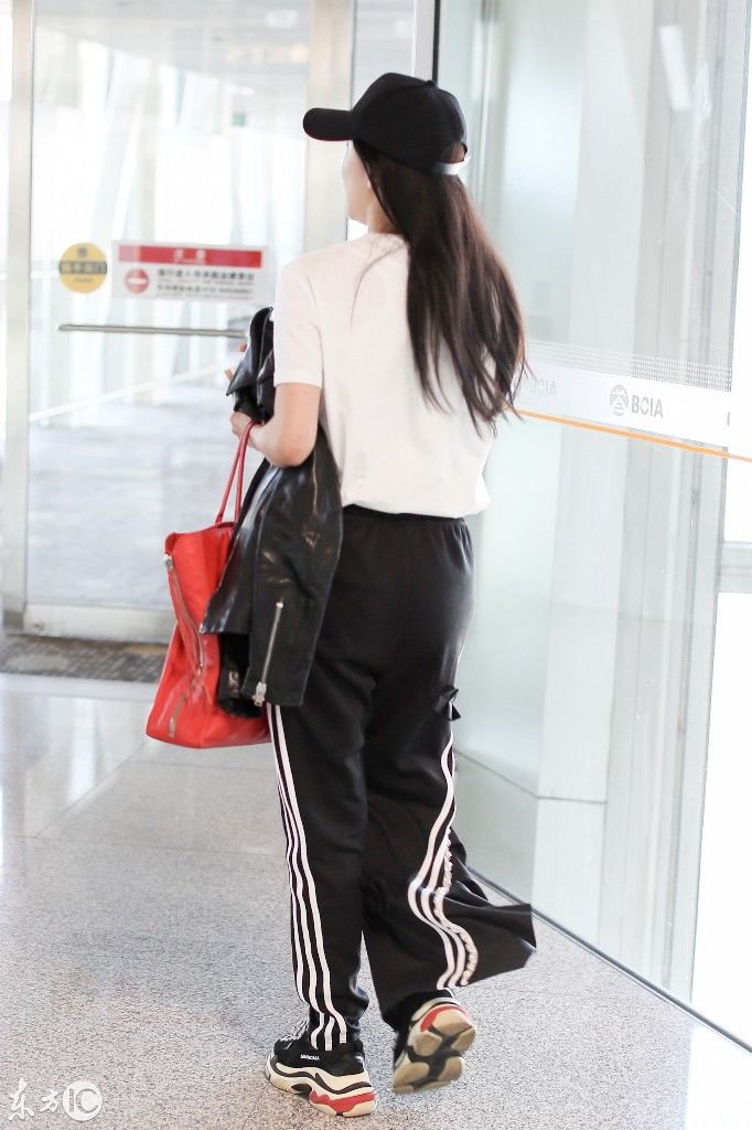 娄艺潇穿白色字母t恤搭配黑色运动裤现身机场,捂嘴偷笑好可爱!