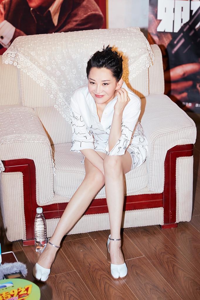 凭借一双美腿许晴装嫩也没毛病