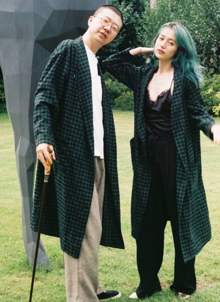 李诞黑尾酱展示情侣腻歪姿势大全,单身狗勿进,最后一张没眼看