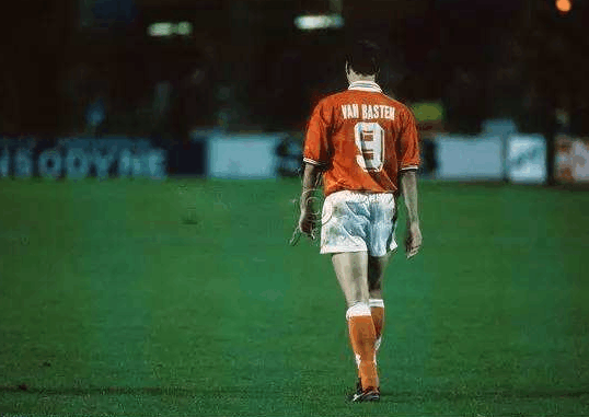 正文       也的确足球场上本来就需要净化,像什么德容飞踹阿隆索和