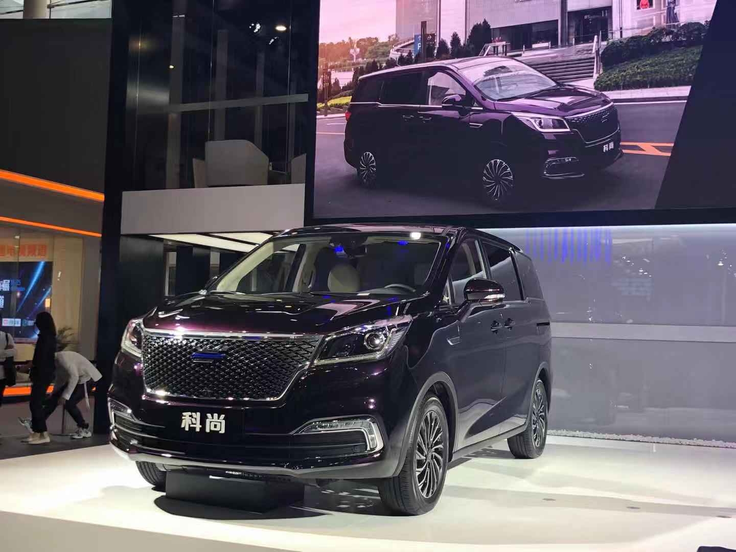 在车展现场,cosmos(科尚)推出了燃油版和混动版共计8款车型,预售价格