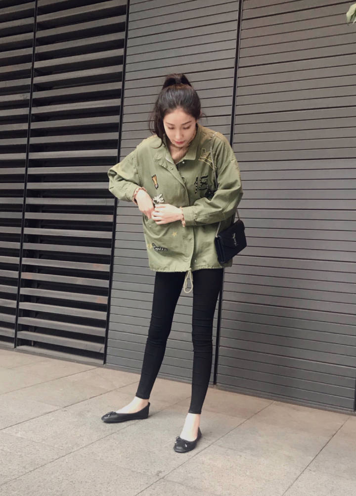 美女校花爱吃鸡空中乘务员97年身高173cm体重50kg喜欢玩吃鸡腿