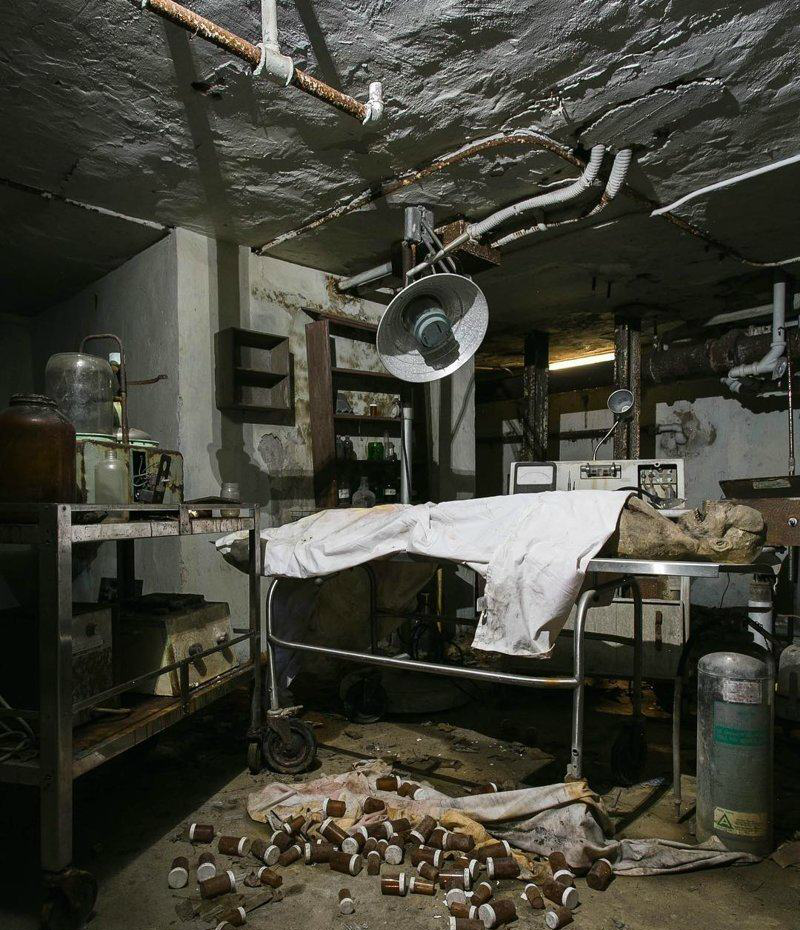 女子发现废弃多年的医院,荒凉破败的景象如同经历一场浩劫