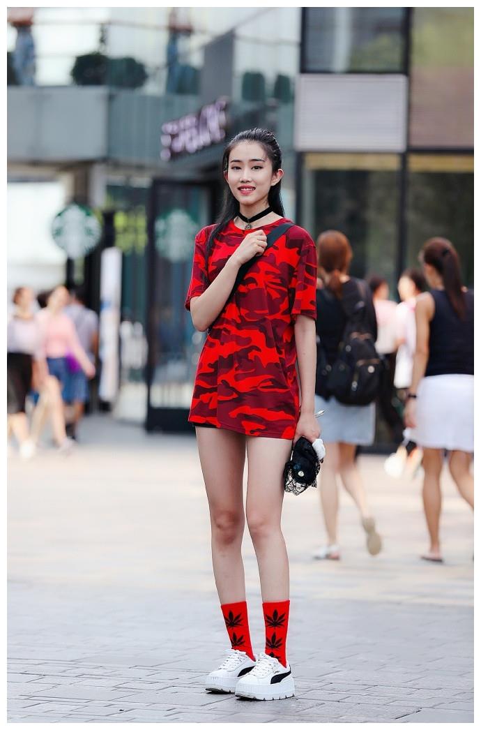 路人街拍小姐姐的红色长t和袜子很配修长的美腿亮人眼球