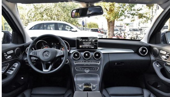 奔驰在内饰豪华感,精致感的营造