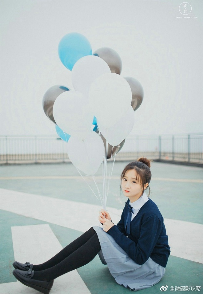 清纯阳光手握气球学生服美眉清新可爱俏皮唯美户外写真集