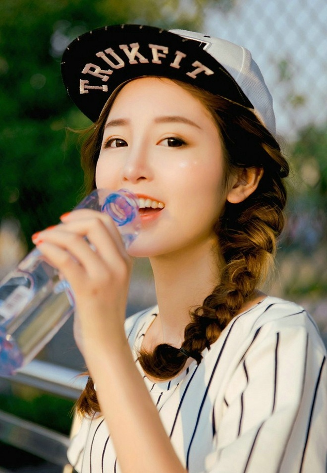 清纯活泼阳光娇嫩女生挥舞着网球拍清新球场俏皮可爱写真集