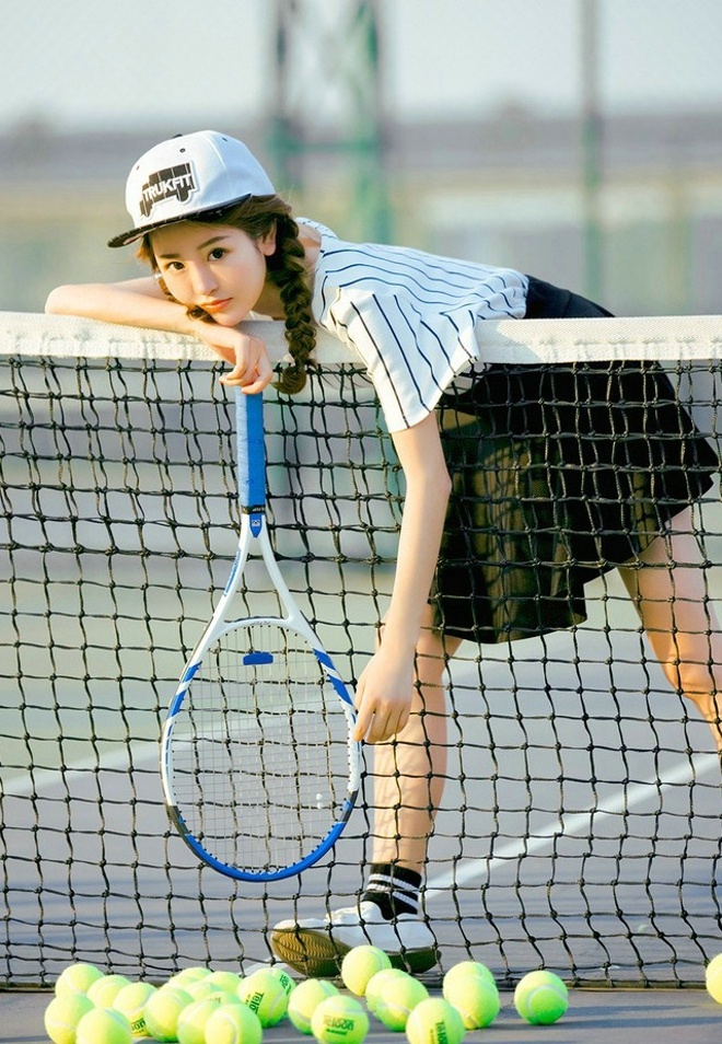 清纯活泼阳光娇嫩女生挥舞着网球拍清新球场俏皮可爱写真集