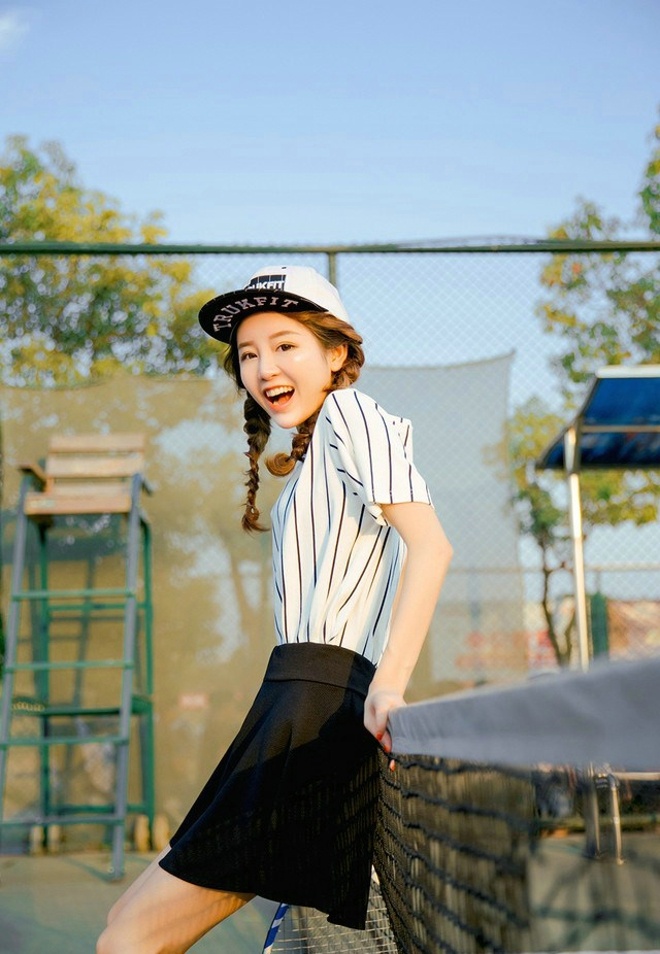 清纯活泼阳光娇嫩女生挥舞着网球拍清新球场俏皮可爱写真集