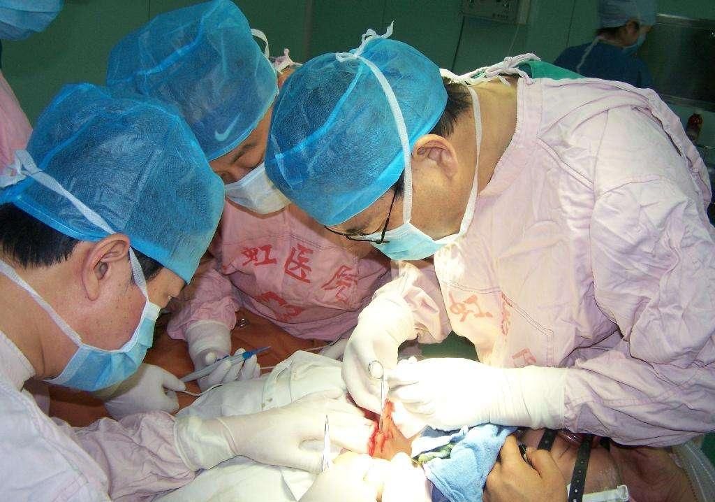 生下双胞胎女宝宝,被骂没用,女子直接将宝宝摔地上