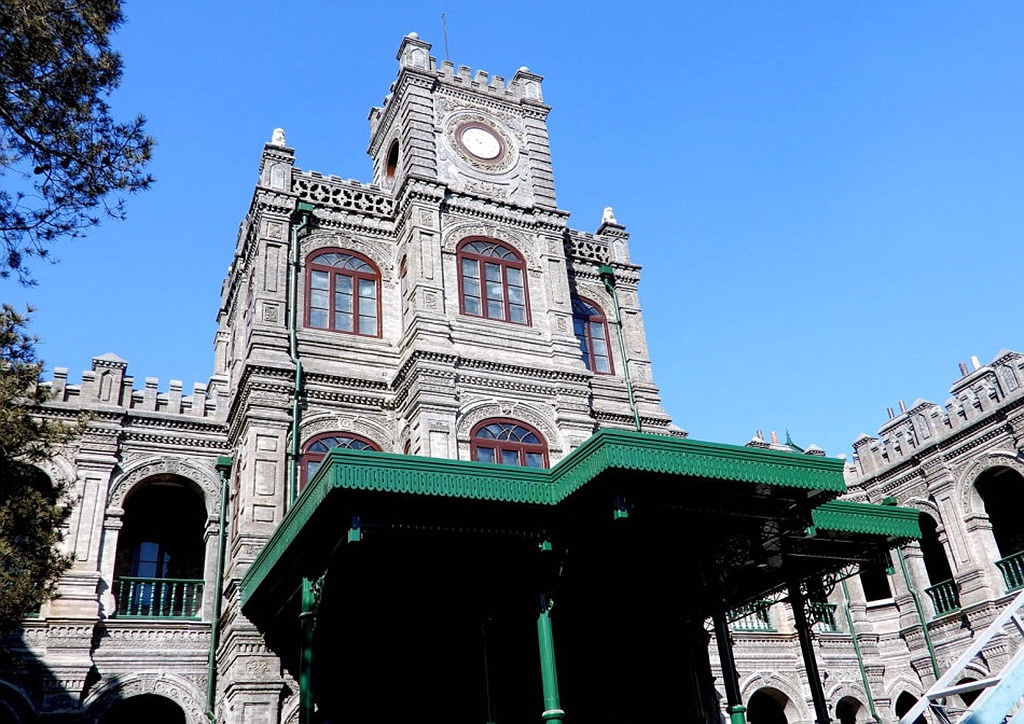 张自忠路3号的段祺瑞府现在门前是平安大街