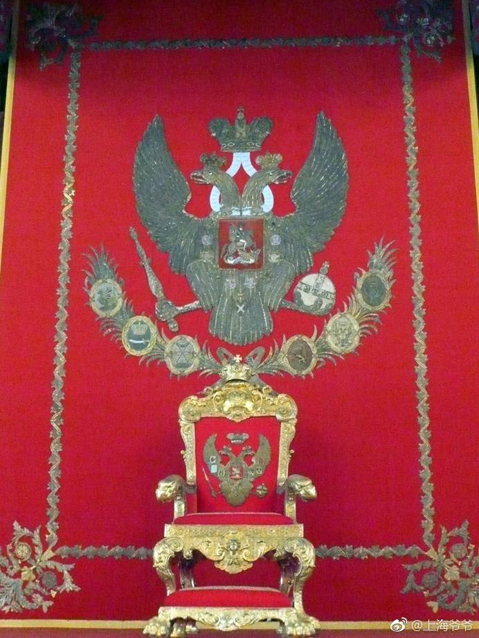 大红色的天鹅绒布料将沙皇宝座装饰得典雅奢华,镀金工艺,帝国皇冠