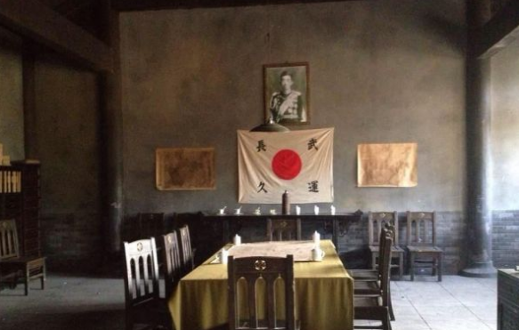 到了厨房,王师傅指着附近的一座房子说:"那就是司令部办公室,日本人都