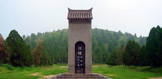 茂陵是西汉五陵之一,是西汉汉武帝刘彻的陵墓,规模最大的西汉帝王陵.