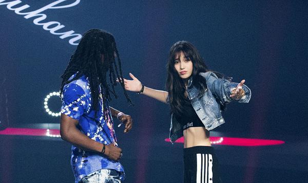 angelababy穿成这样跳舞,动作不专业,网友:技术不够造型来凑