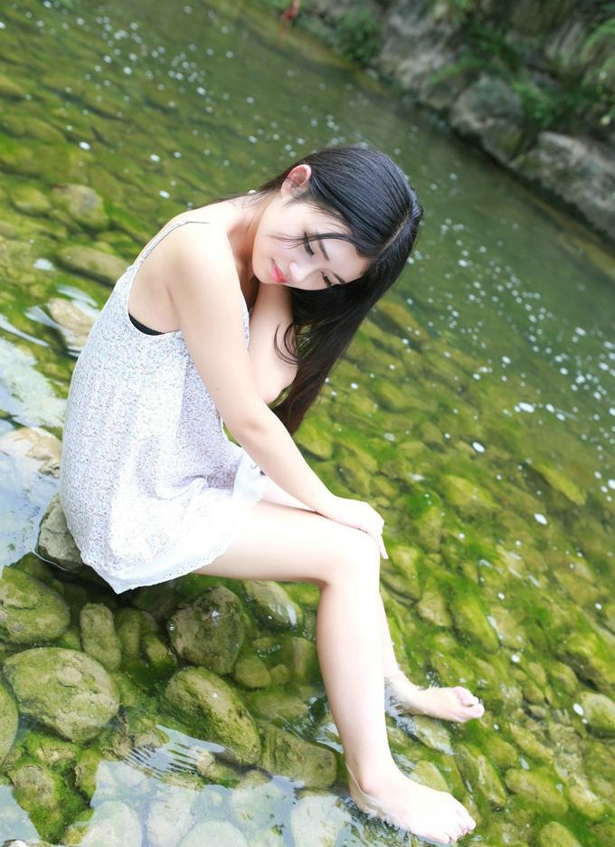 户外美女清凉街拍长发齐腰气质迷人侧颜让人遐想翩翩