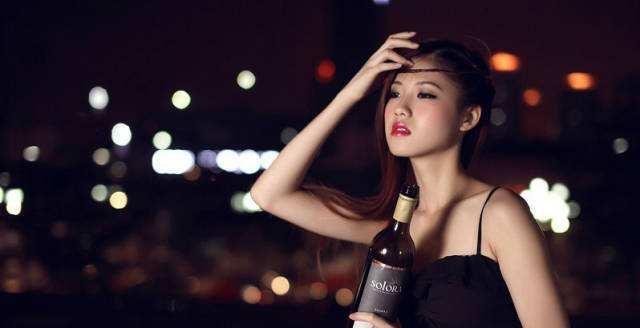 多半是男人伤了她的心;女人流泪,多半是心里想着女人;男人喝酒